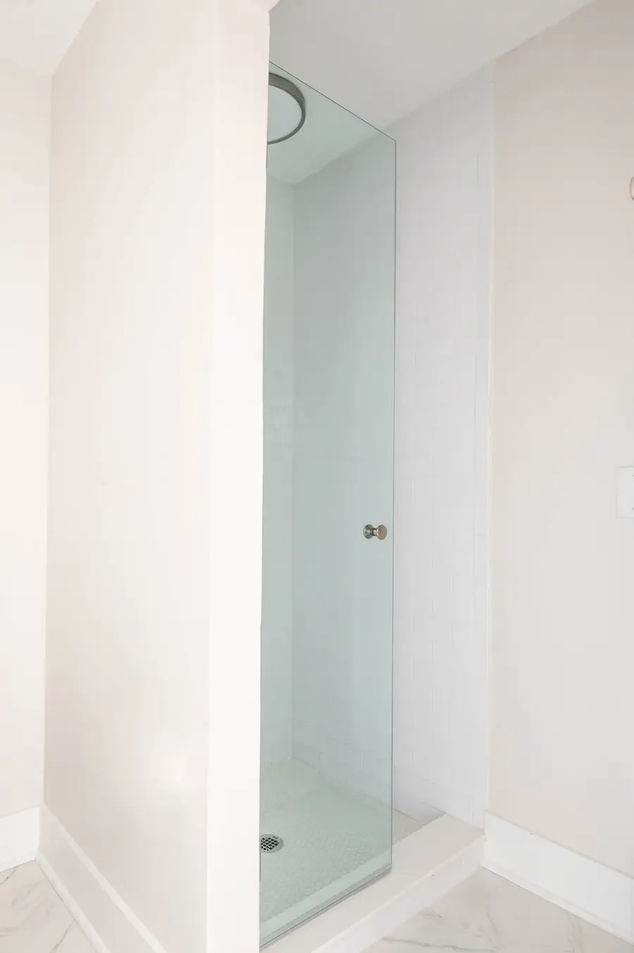 Bathroom 4: Walk-in shower 