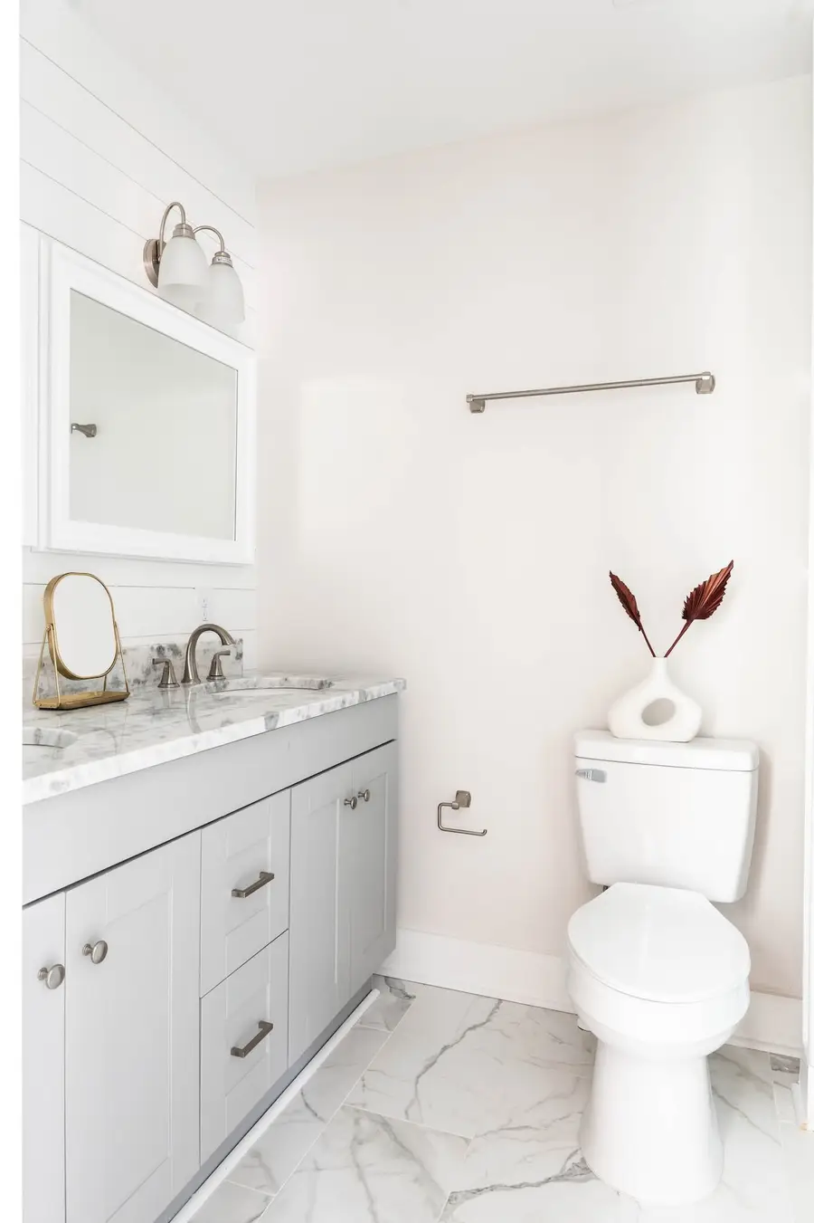 Bathroom 1: Walk-in shower 