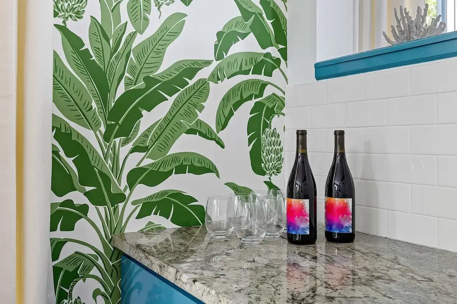 Open floor plan great conversing & drinking wine with your group!