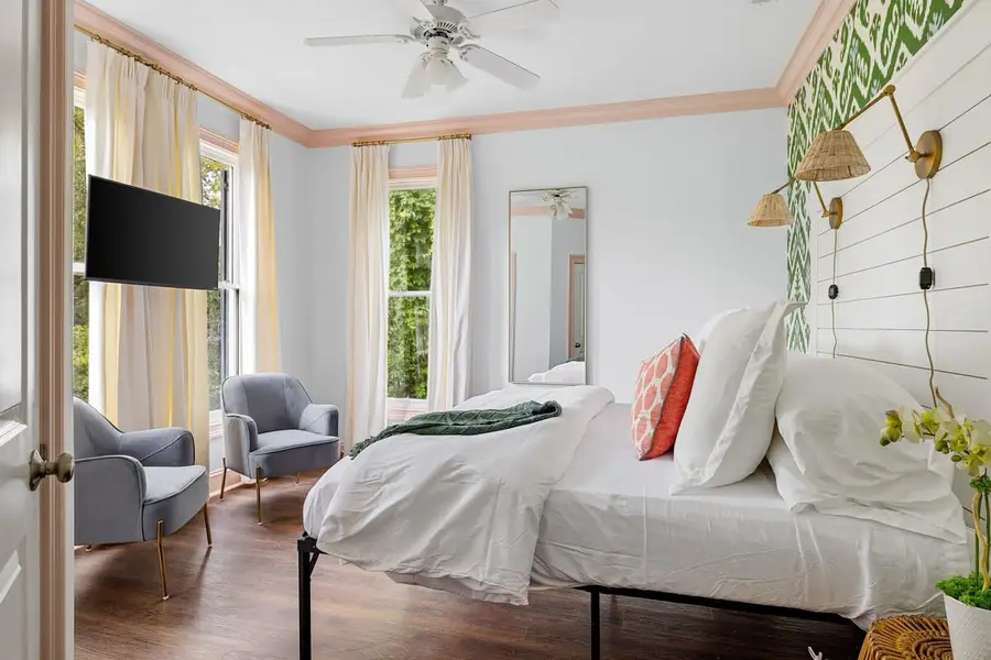 Bedroom 1: King Bed, En-suite & TV