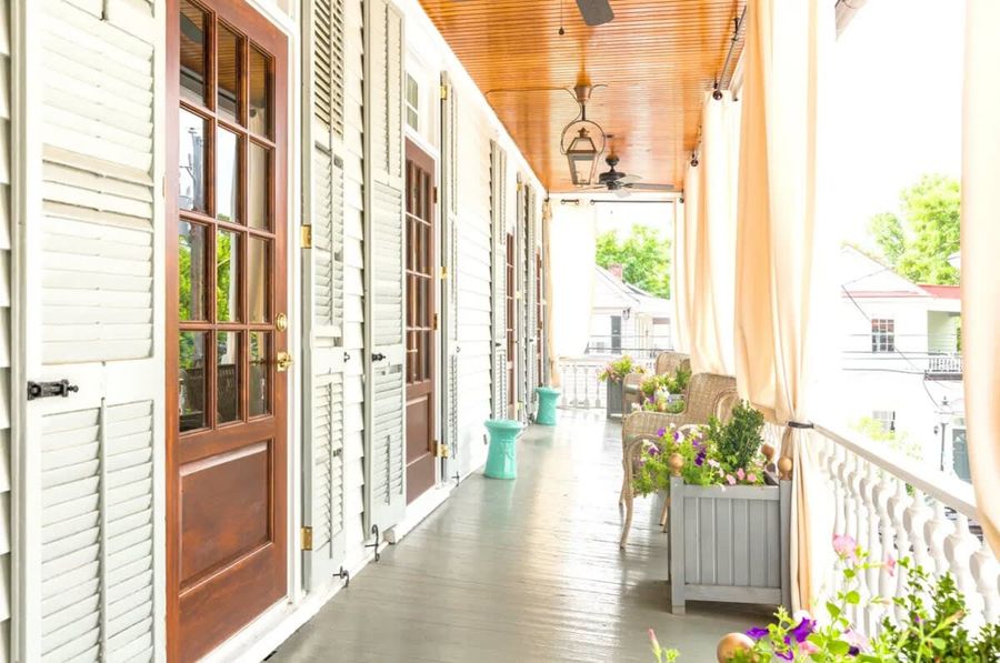 Spacious Private Porch w Seating!