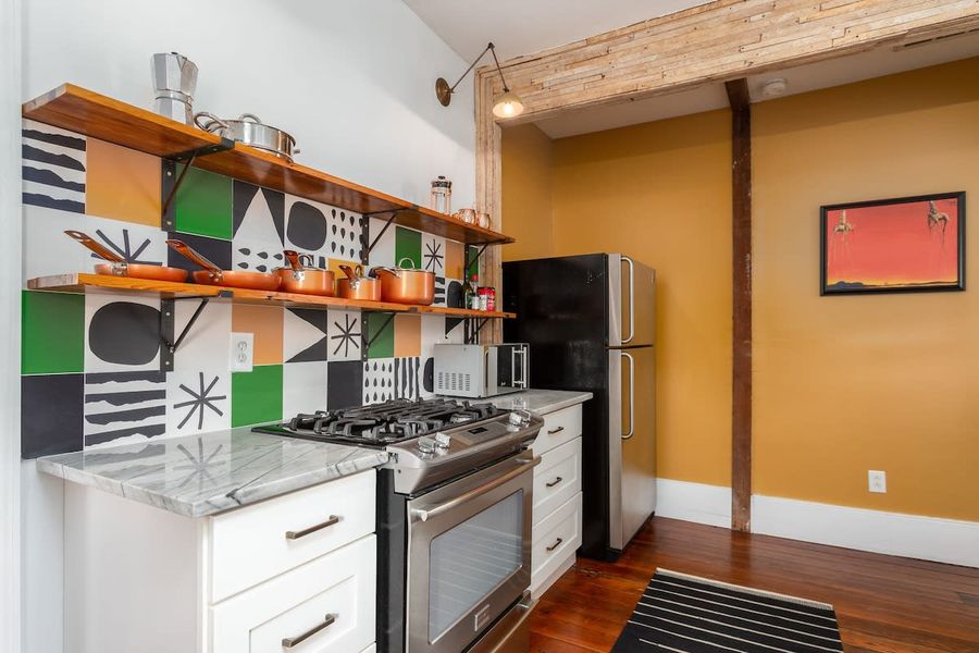 Fully equipped kitchen with everything you need to cook a meal 