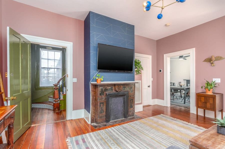 Spacious living room for your group + TV