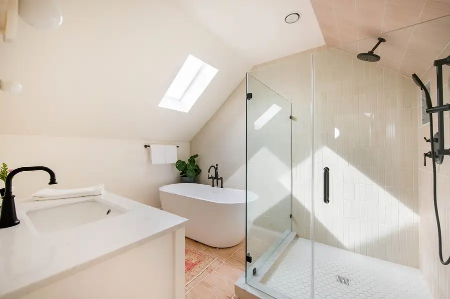 Bathroom 3: Shower + Tub