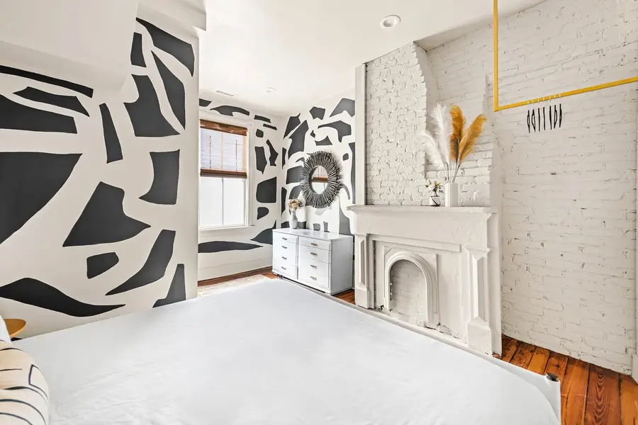 Bedroom 4: King Bed