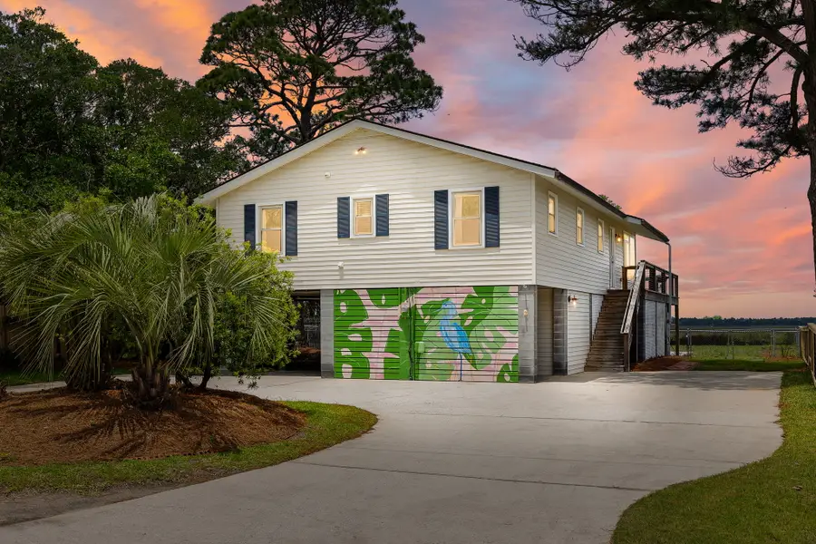 Welcome to your Folly Beach getaway! Marsh & Creek Views!