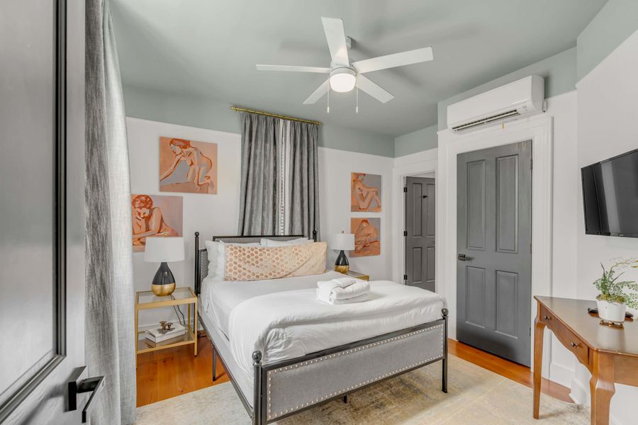 Queen bedroom with en suite bathroom