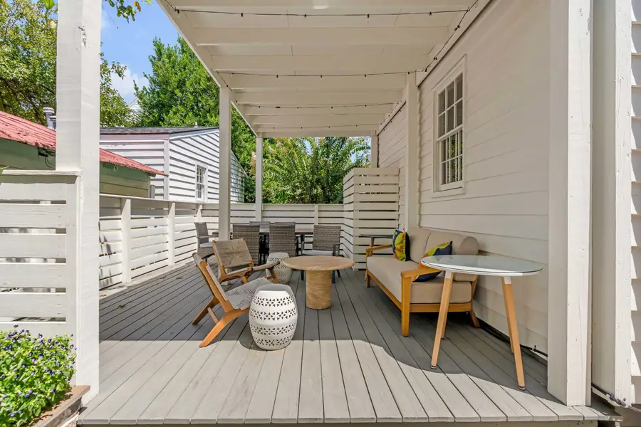 Outdoor patio and dining area!
