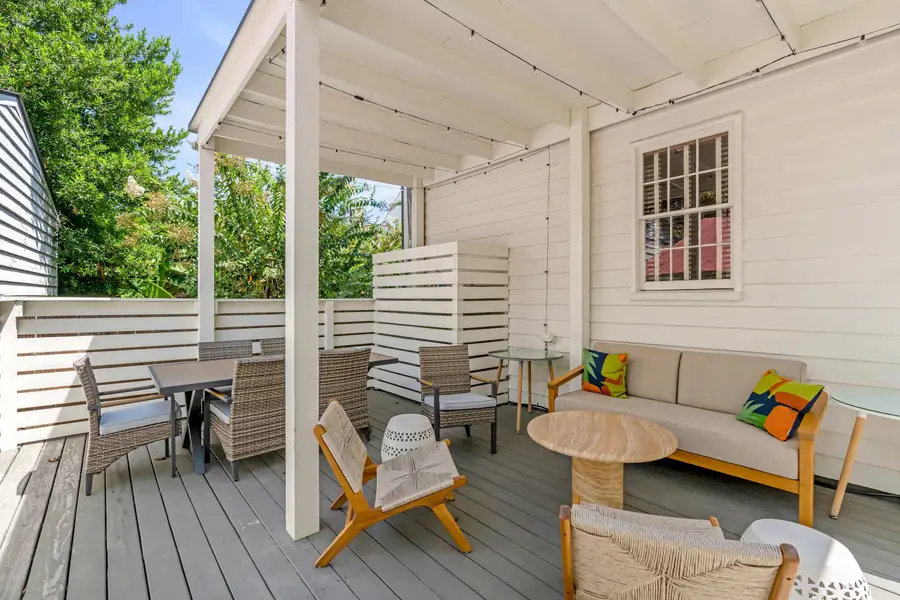 Outdoor patio and dining area!