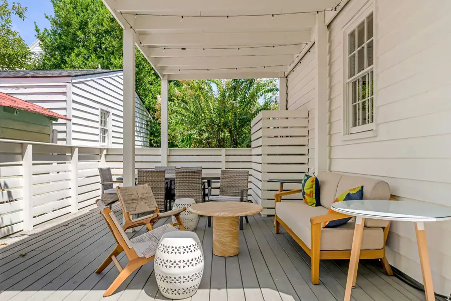 Outdoor patio and dining area!