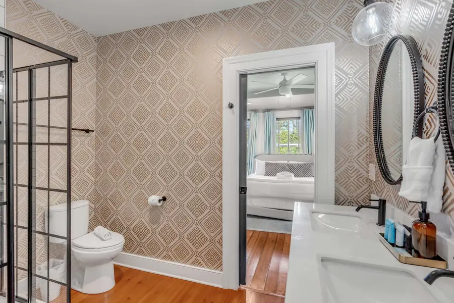 Bathroom #4: Shared bathroom between two king bedrooms