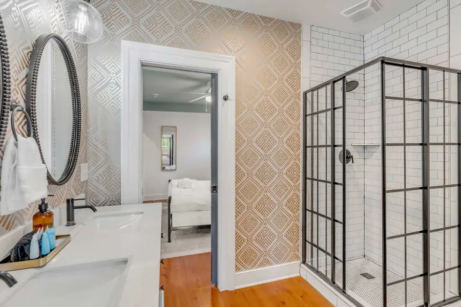 Bathroom #4: Shared bathroom between two king bedrooms
