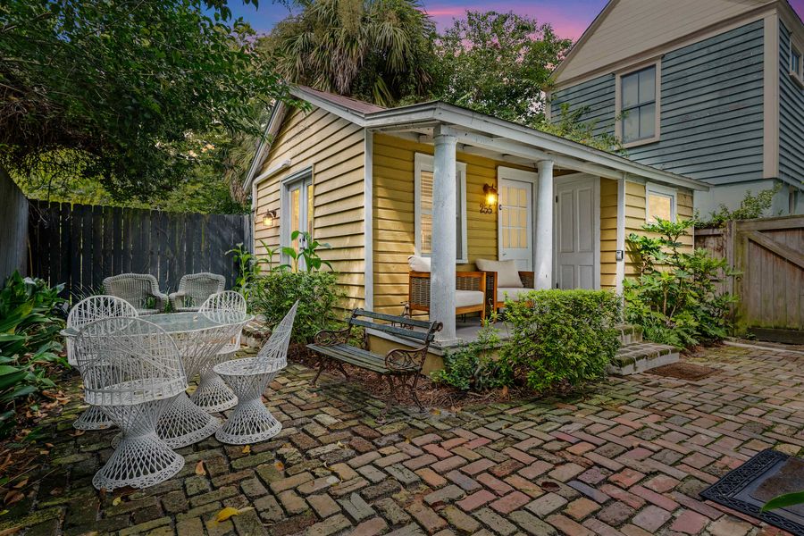 Front porch with outdoor seating :) 
