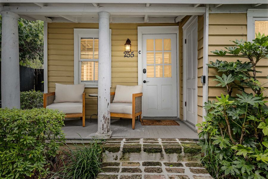 Front porch with outdoor seating :) Looking forward to hosting your group in beautiful downtown Charleston! 