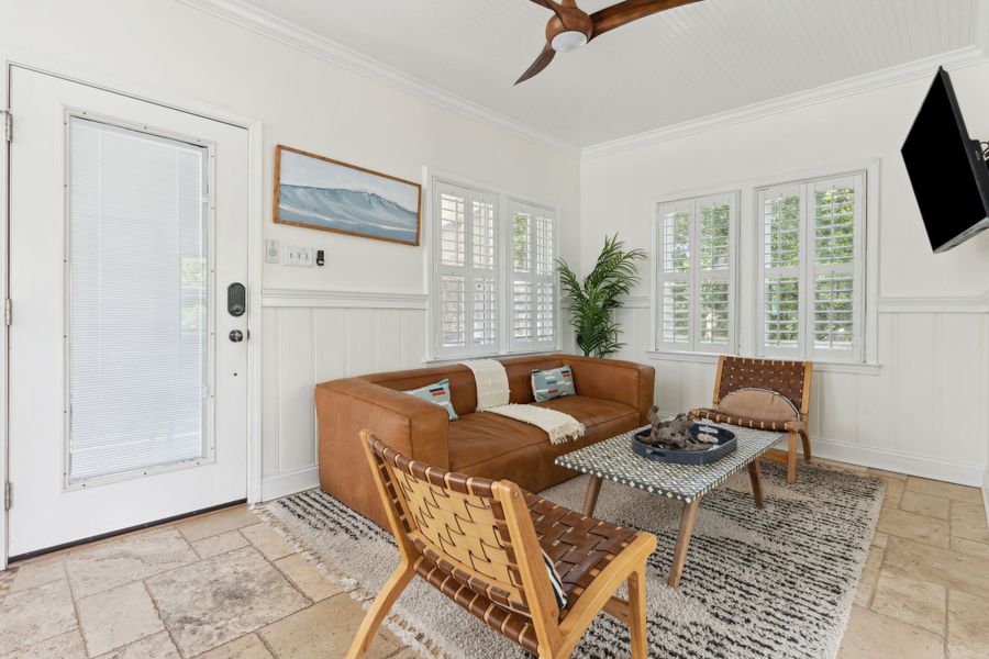 Spacious living room with seating for your entire group