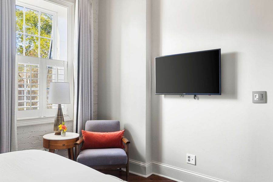 UNIT DEF Bedroom #2: King Bed