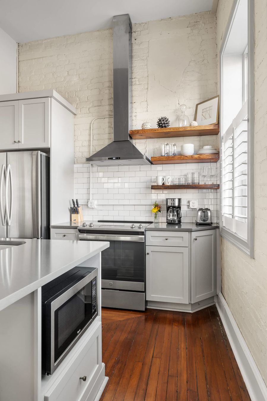 UNIT ABC Fully equipped kitchen with everything you need to cook a meal with seating for two!