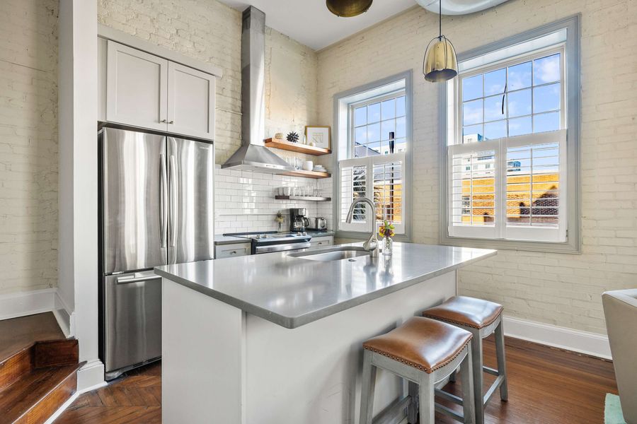 UNIT ABC Fully equipped kitchen with everything you need to cook a meal with seating for two!
