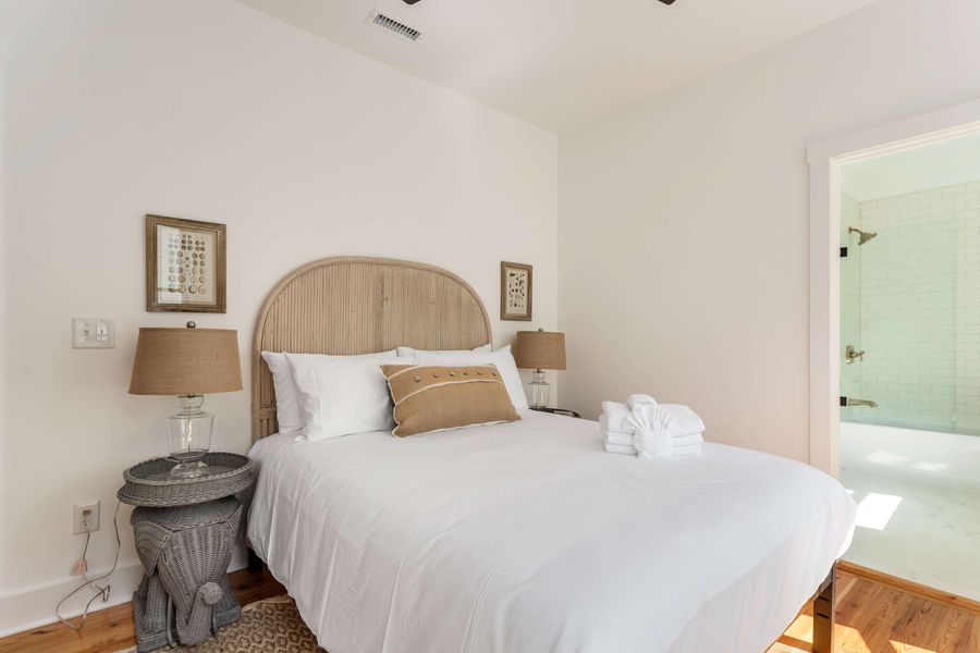 Bedroom #8: Queen Bed 