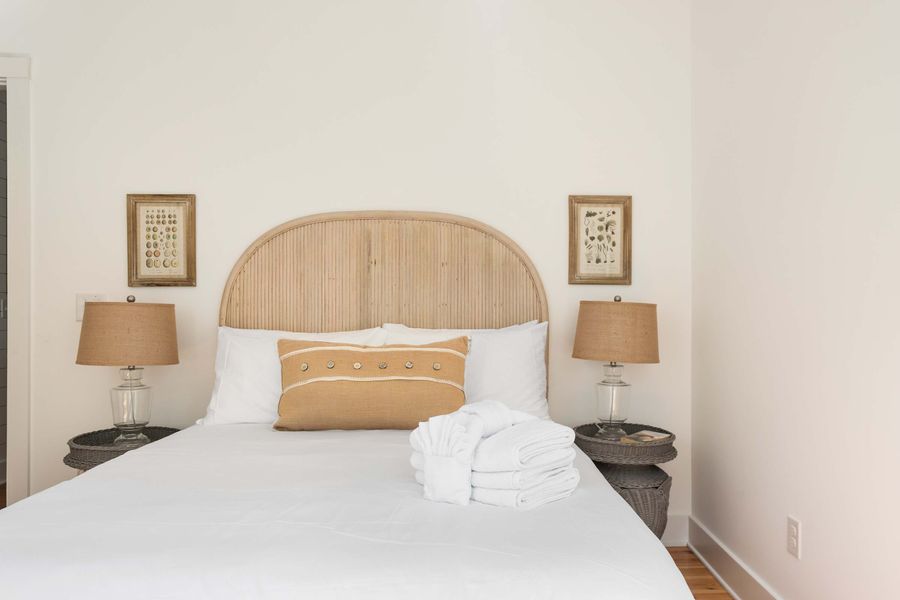 Bedroom #8: Queen Bed 