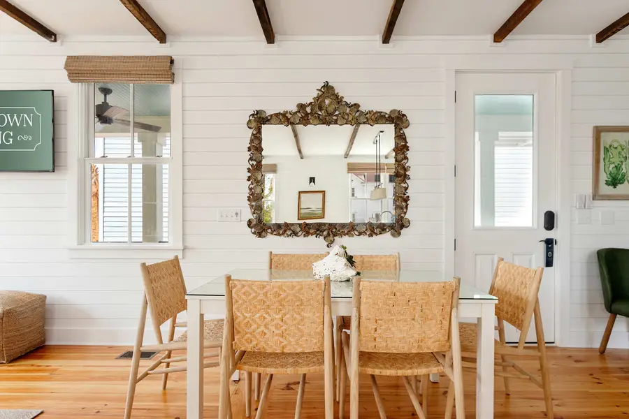 Dining seating for your group plus additional seating on the island!