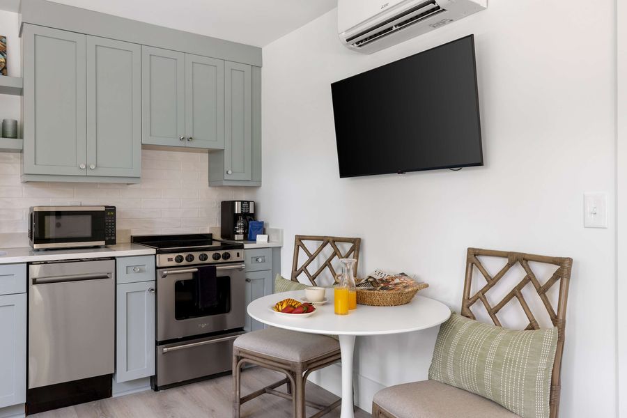 Fully equipped kitchen, dining seating for two + TV