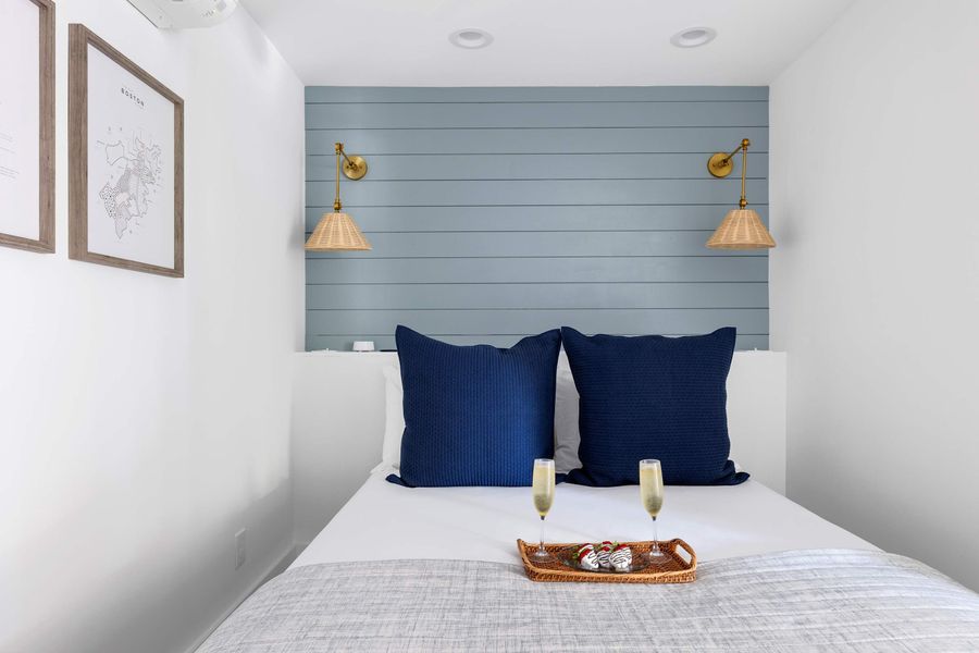 Common Room: Queen Bed
