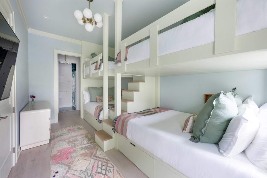 Bedroom 4: Full Beds (4x) + TV