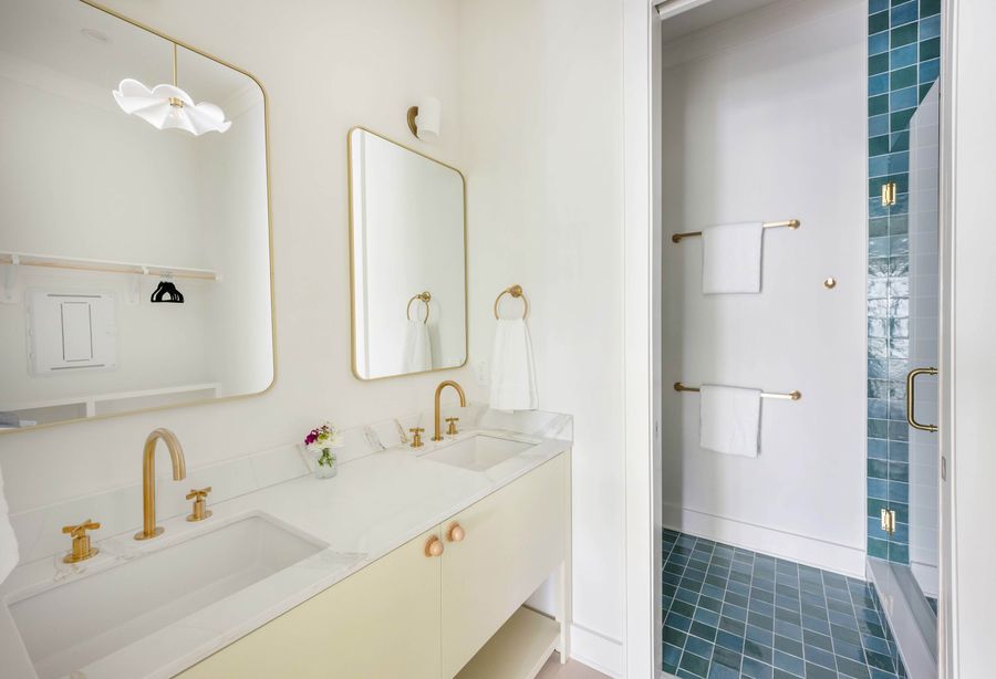 Bathroom 4: Walk-in Shower 