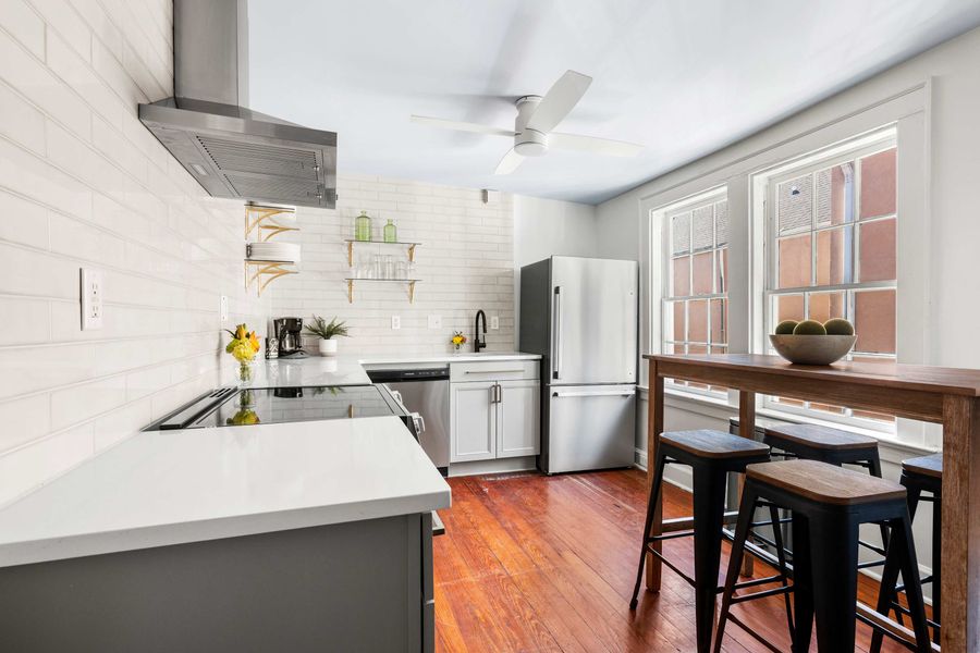 Fully Stocked Kitchen plus dining for 4!