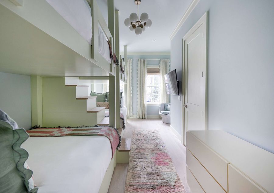 Bedroom 4: Full Beds (4x) + TV