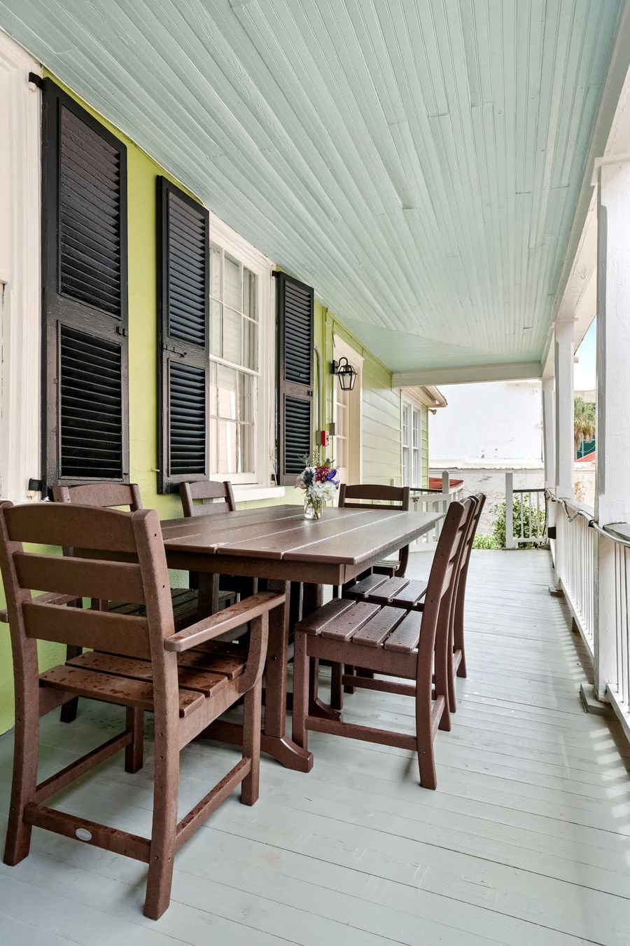 Outdoor dining table on the porch as well! 