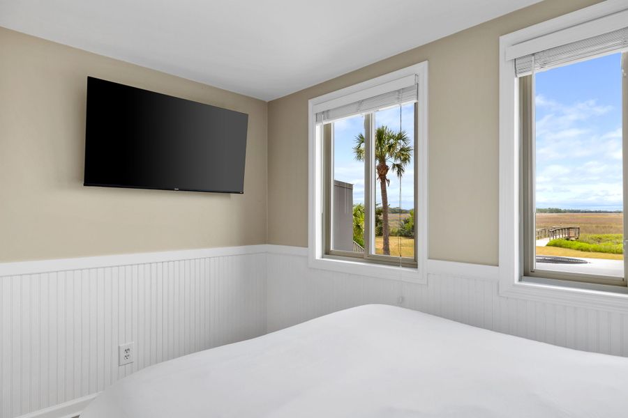 Bedroom 2: Queen Bed + TV 
