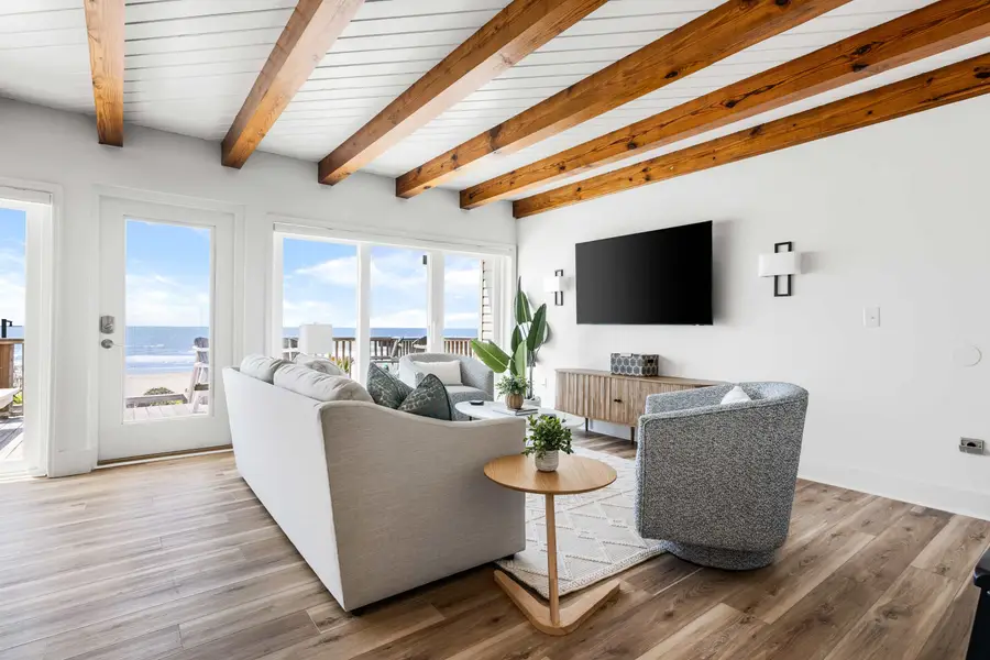 Spacious living room with plenty of seating for your group! 