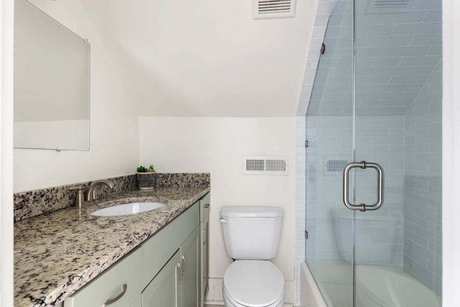 Bathroom #3: Shower/Tub Combo 