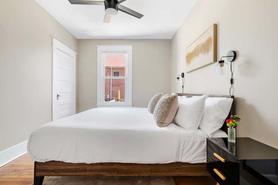 Bedroom 3: King Bed 