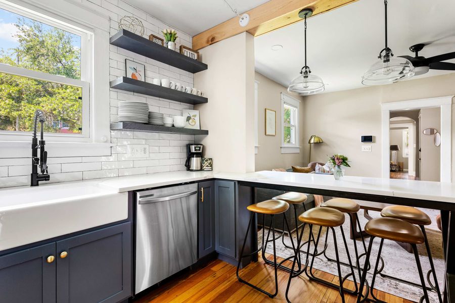 Fully stocked kitchen and dining seating for 6! 