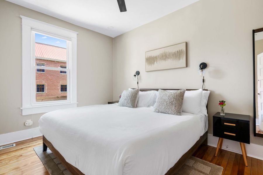 Bedroom 3: King Bed 