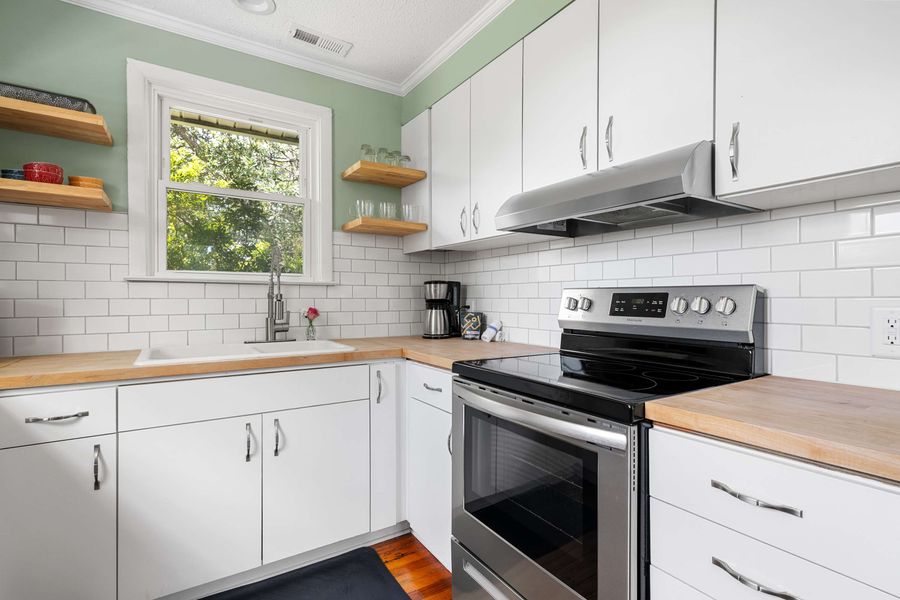 Fully equipped kitchen with everything you need 