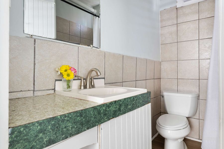 Bathroom 3: Shower/Tub 