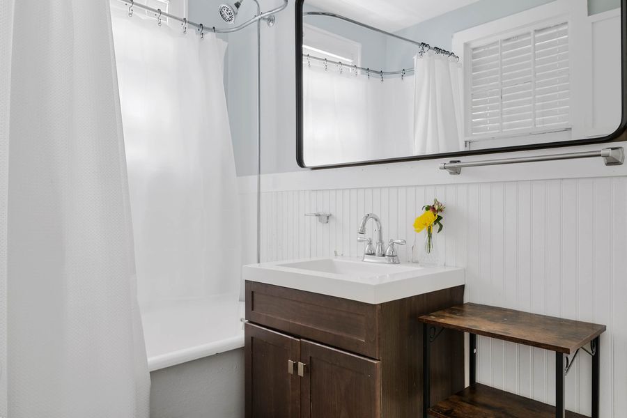 Bathroom 2: Shower/Tub 