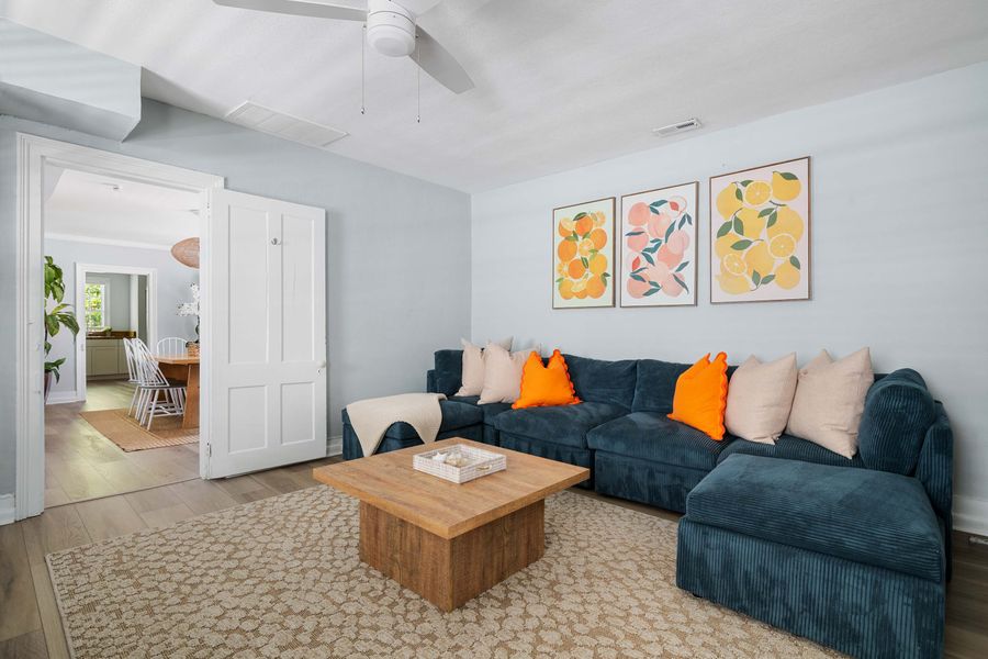 Spacious living room 
