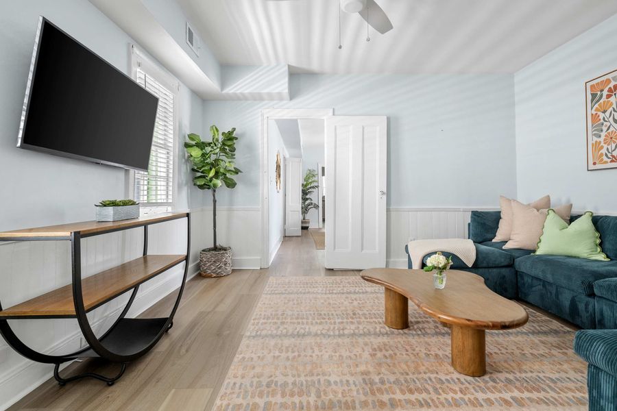 Spacious living room 