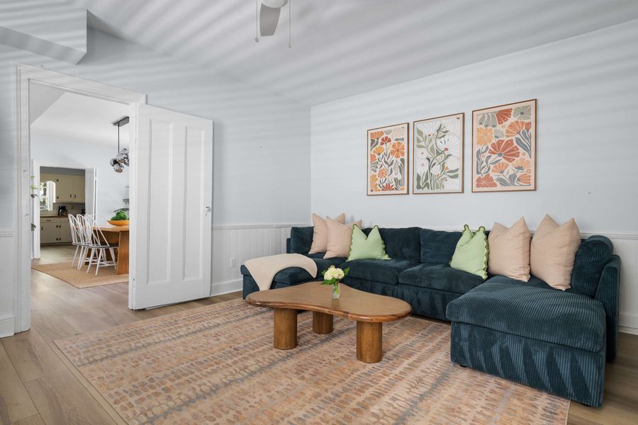Spacious living room 