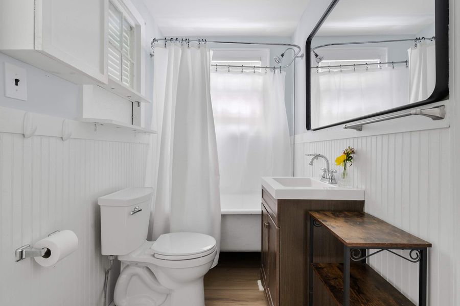 Bathroom 2: Shower/Tub 