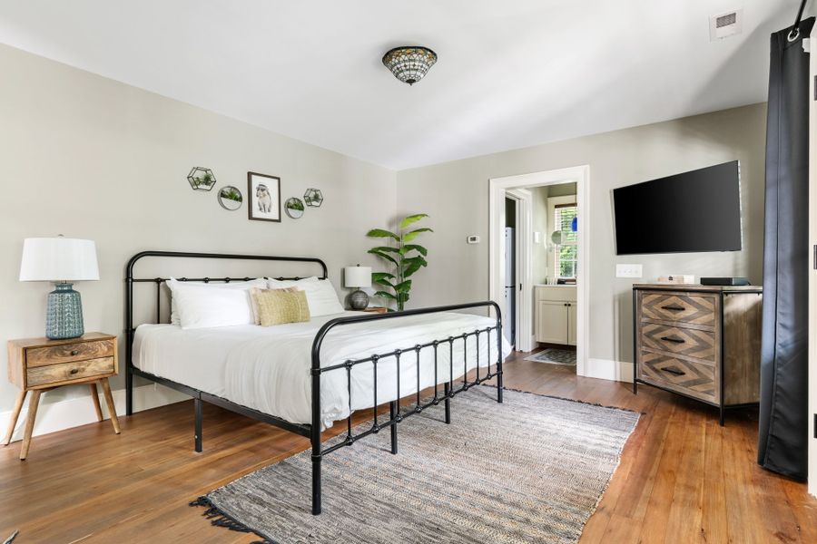 Master Bedroom w/ King Bed + TV