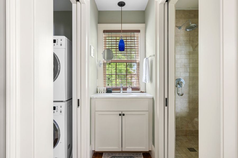 Master Bathroom w/ Walk-in Shower