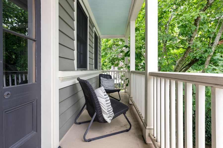 Balcony with seating 