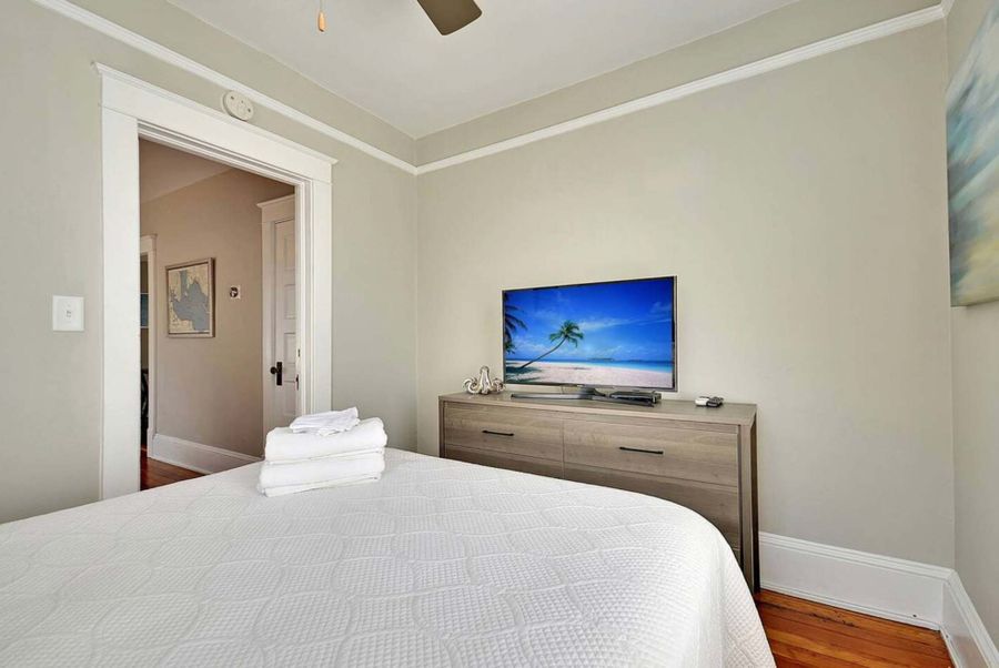 Bedroom 7: Queen Bed + TV
