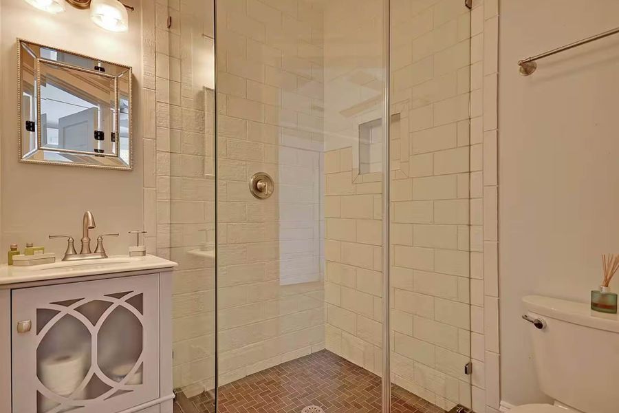 Bathroom 4: Walk-in Shower